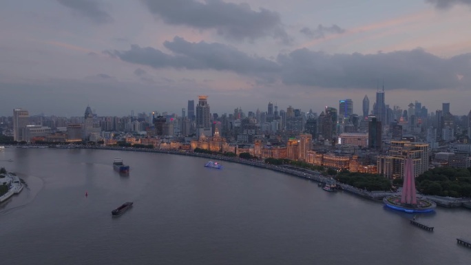 上海外滩国际建筑展美丽夜景鸟瞰图。