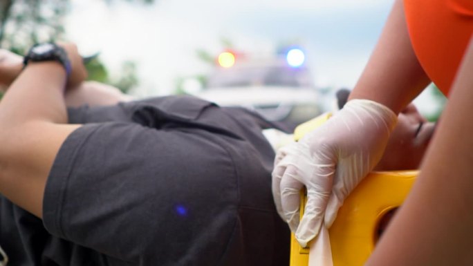 救护小组抢救一名车祸受害者的受伤人员