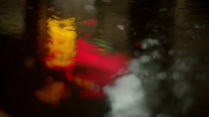 雨夜中的雨滴落在慢动作降雨中