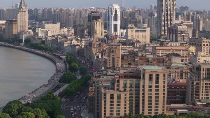 上海外滩和黄浦江鸟瞰图。