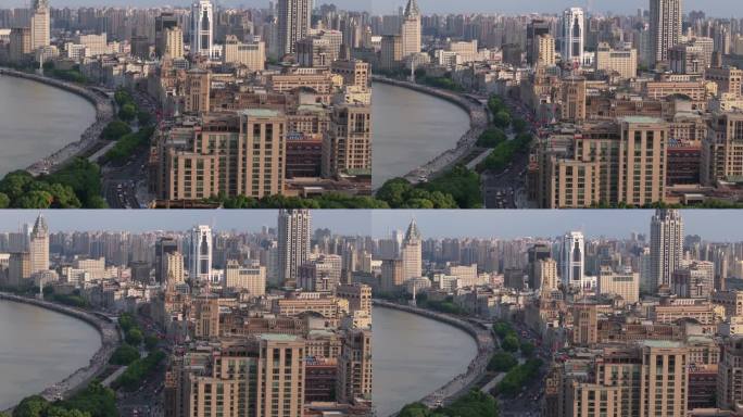 上海外滩和黄浦江鸟瞰图。