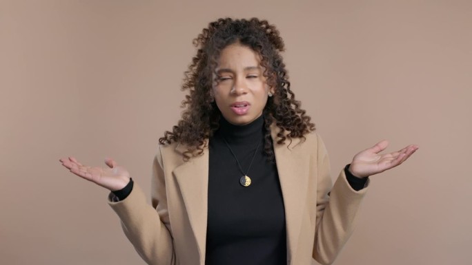 不满冷漠的非洲少女，忍不住，不知道的姿态