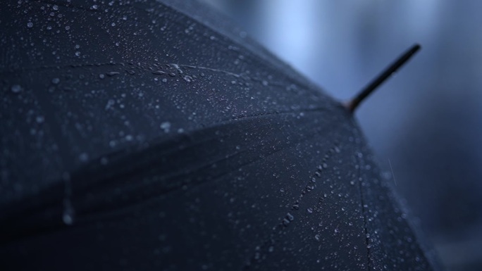 雨夜中的雨滴落在慢动作降雨中
