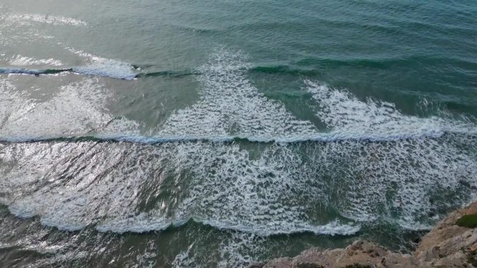 鸟瞰图，巴塞罗那吉尼斯塔港的岩石海岸线和海浪