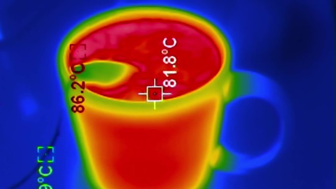 热像仪观察冷却的热茶