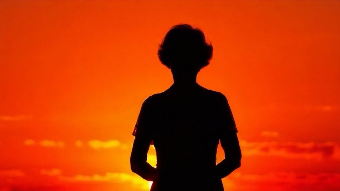 夕阳下一个年迈的奶奶剪影