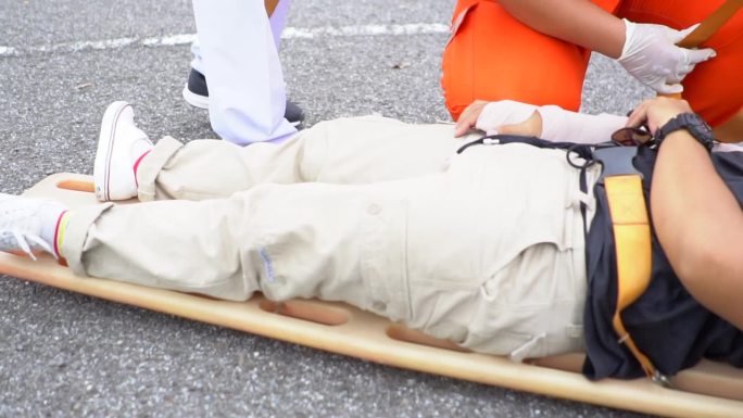 救护小组抢救一名车祸受害者的受伤人员