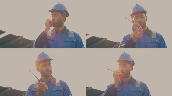 一名身穿安全制服的男子手持对讲机