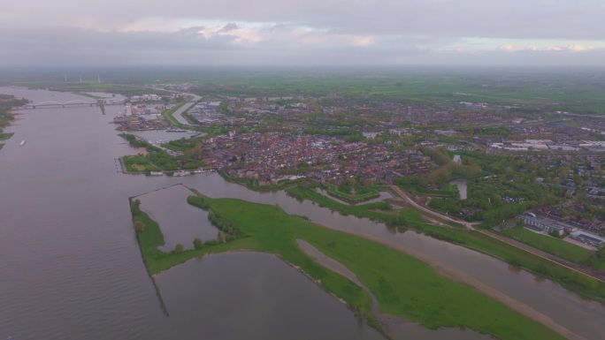 荷兰Gorinchem，黎明时宁静的河流、城镇和田野鸟瞰图。