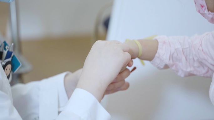 医院护士给病人打点滴
