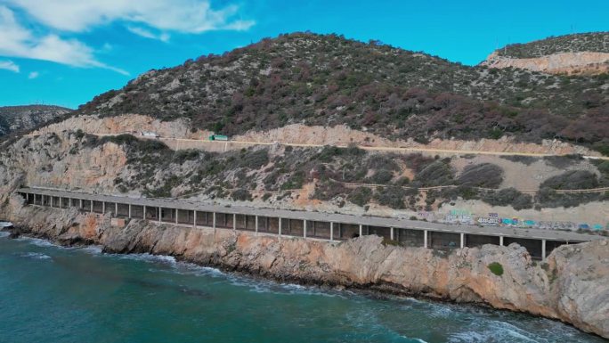 沿着吉尼斯塔港悬崖的海岸公路风景如画，绿松石般的海水和海浪