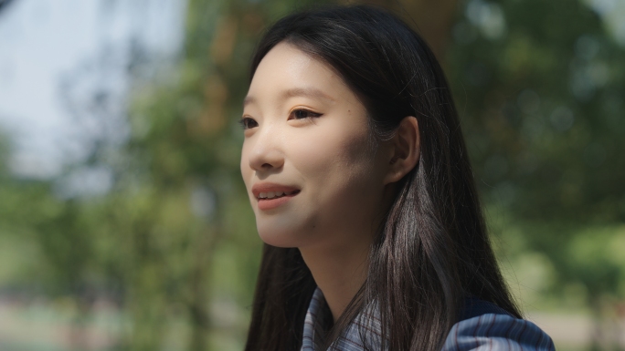 女孩儿骑车学生骑共享单车校园生活自由自在