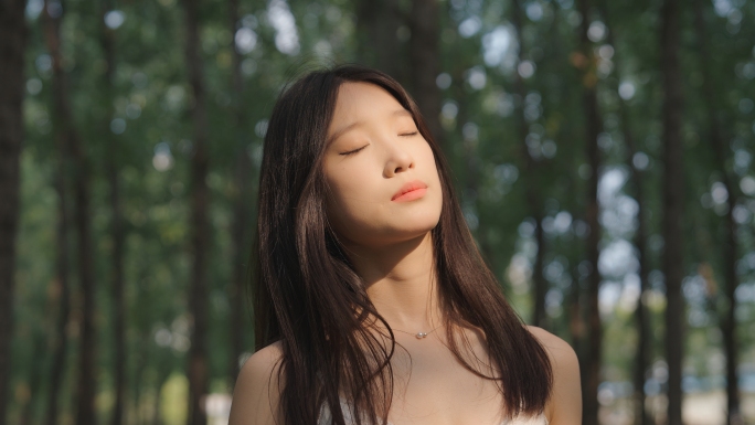女孩儿树林阳光唯美意境写意呼吸感受大自然