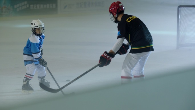 孩子冰场学习冰球