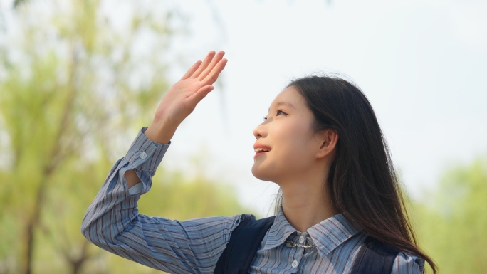 大学校园女生青春活力看书学习大学生美景