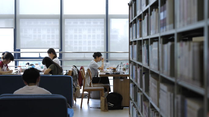 大学图书馆自习室 大学生考研学习