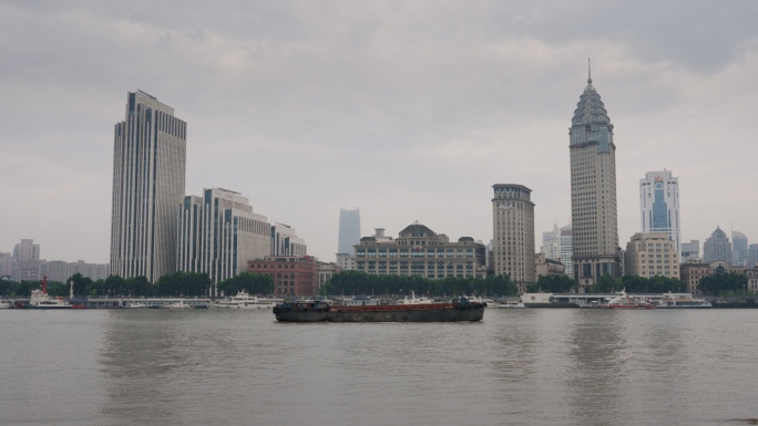 阴天上海外滩黄浦江货轮游轮码头江景