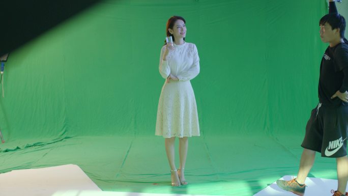 女人站立绿幕抠像