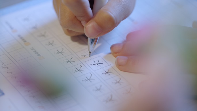 小学生写字、小孩练字