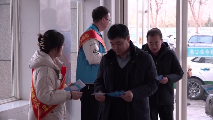 统计局宣传经济普查发传单