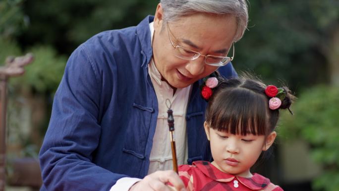 老人小孩写毛笔字书法退休生活