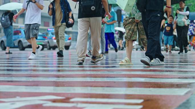 城市下雨暴雨打伞道路被淹淹没道路公园