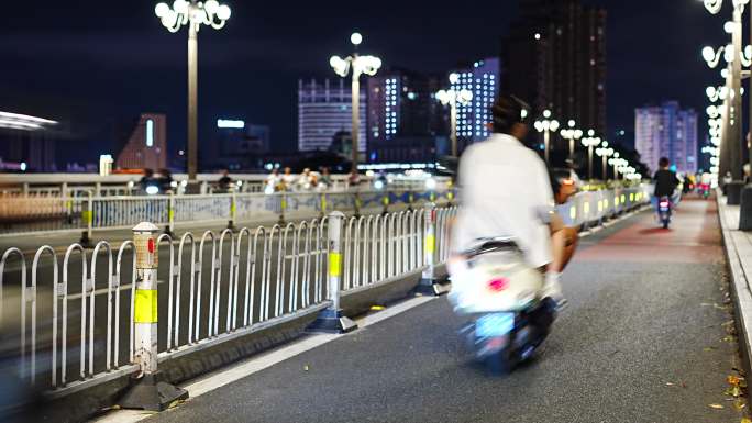 南宁夜景邕江大桥夜间车流电动车慢镜头