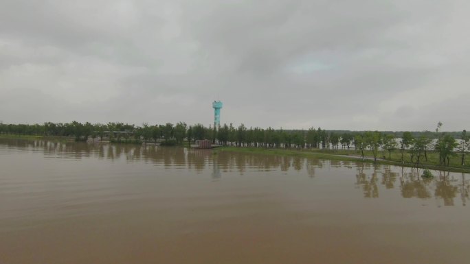 暴雨过后的江滩公园