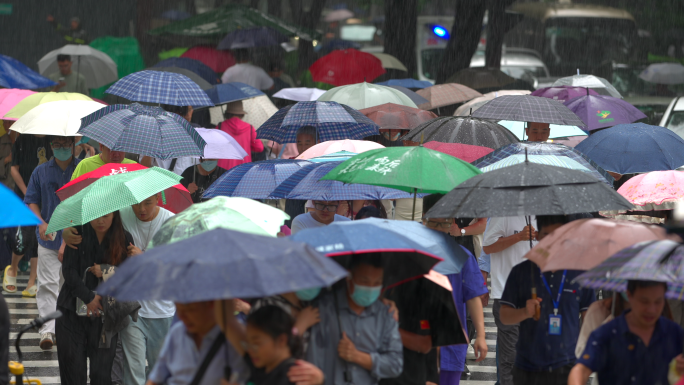 雨天城市街头行人