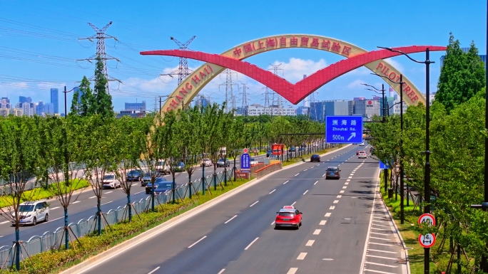 航拍上海外环隧道外高桥自贸区车流