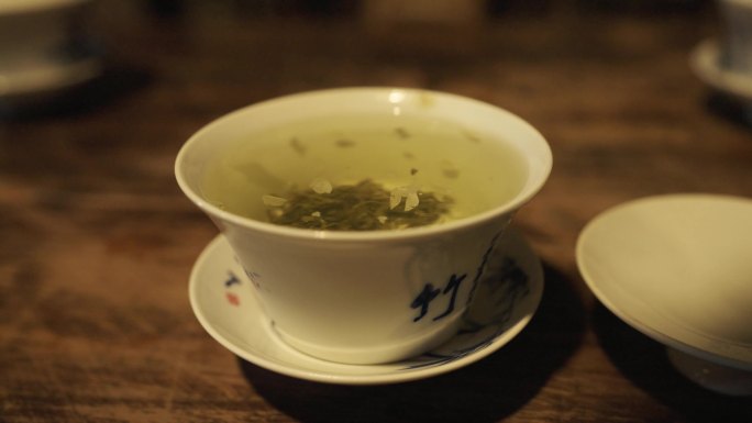 老茶馆 沏茶、杯中的热茶