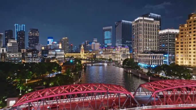上海外滩附近苏州河沿岸的夜景鸟瞰图。