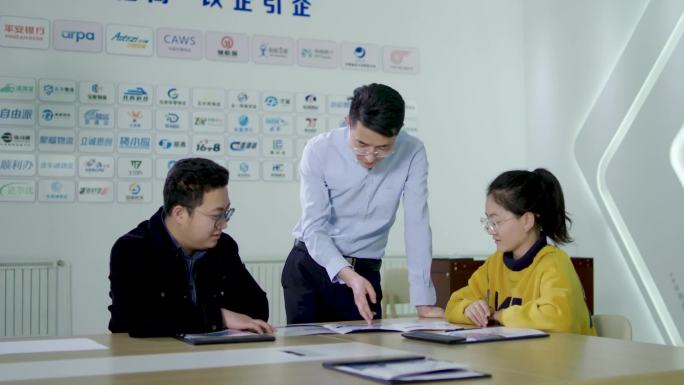 创客青年会议年轻讨论创新创业