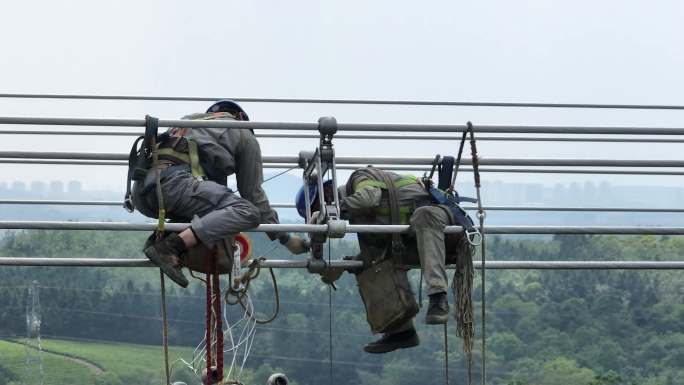 电力工人特高压线路巡检4K素材