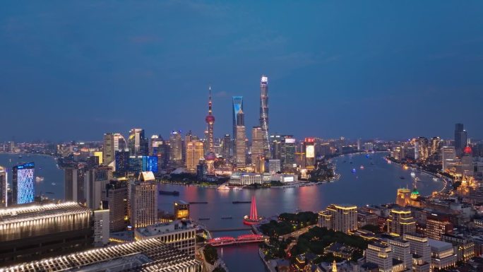 黄昏时的上海天际线鸟瞰图，外滩和陆家嘴为特色。