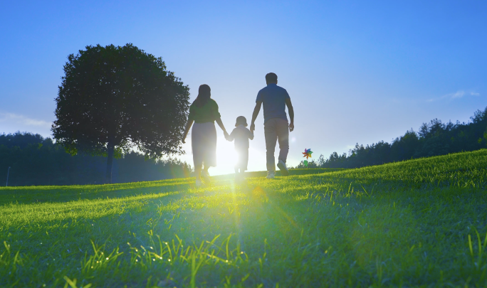 大手牵小手-温馨爸爸妈妈牵着孩子公园散步