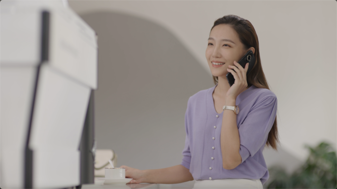 4K 商务美女喝咖啡点击手机