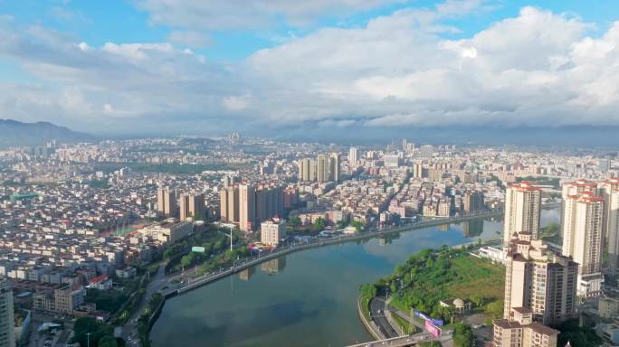粤港澳大湾区河流穿越城市阳光灿烂的日子