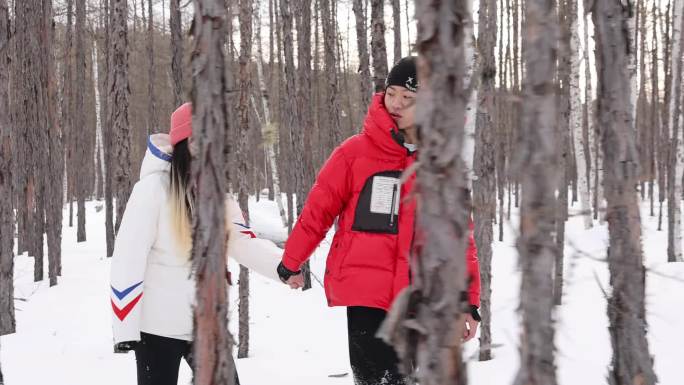 情侣在红豆小镇穿越雪路  玩耍