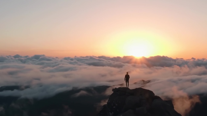 登上山顶看日出登山超越自己升华
