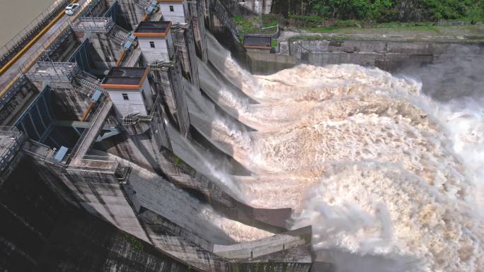 水库大坝泄洪航拍