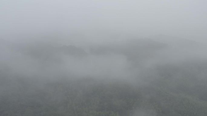 山间迷雾