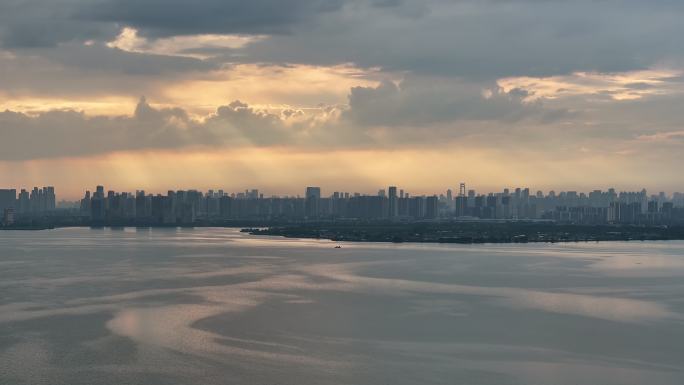 城市上空出现曙光建筑楼群阳光丁达尔光风景