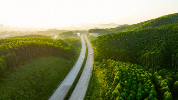 清晨高速路货车汽车行驶