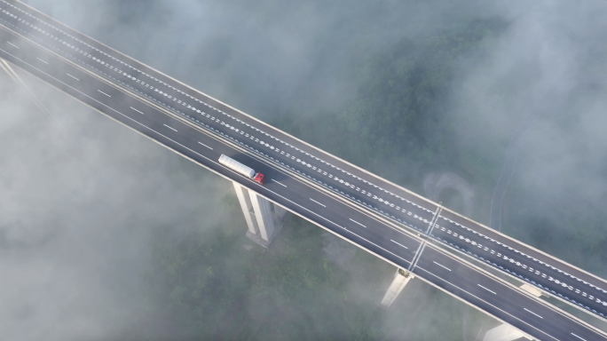 航拍高速公路卡车货车物流运输
