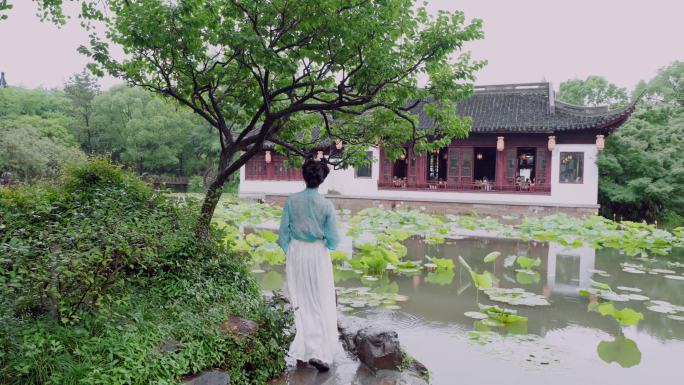 江南水乡园林 汉服女子雨季湿润小雨水袖