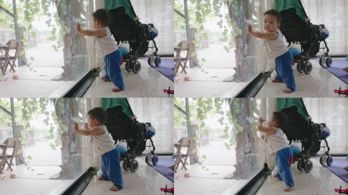 正在学习站立的亚洲小孩