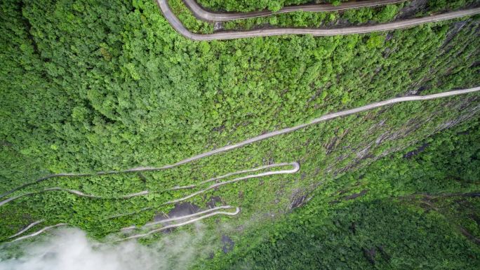 山区陡峭的盘山公路