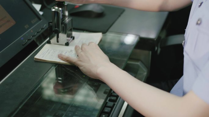 AB0016出入镜检查护照盖章02