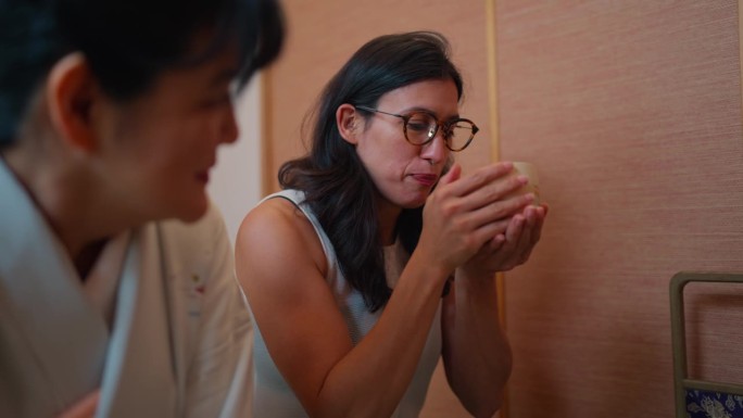 女游客体验日本茶道，在日本女茶道大师的指导下制作日本抹茶